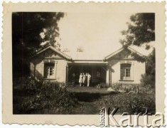 Lata 50., Apostoles, Misiones, Argentyna.
Dom Śniechowskich, rodziców Rosity.
Fot. NN, zbiory Asociación Polaca de Posadas, udostępniła Fabiana Śniechowski, reprodukcje cyfrowe w Bibliotece Polskiej im. Ignacego Domeyki w Buenos Aires (Biblioteca Polaca Ignacio Domeyko) i w Ośrodku KARTA w Warszawie 



