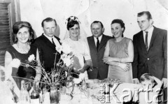 Lata 70., Wanda, Misiones, Argentyna.
Ślub Juany Kotur i Ladislao Przysieznik. Pierwsza z lewej Casimiera Kotur de Przysiężnik. Chłopiec z prawej strony Luis Przysiężnik.
Fot. NN, zbiory Asociación Polaca de Posadas, udostępniła Fabiana Śniechowski, reprodukcje cyfrowe w Bibliotece Polskiej im. Ignacego Domeyki w Buenos Aires (Biblioteca Polaca Ignacio Domeyko) i w Ośrodku KARTA w Warszawie 




