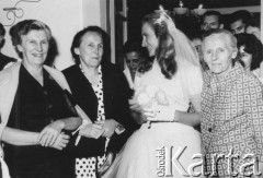 Lata 70., Apostoles, Misiones, Argentyna.
Fotografia ze ślubu Wandy Szeligi.
Fot. NN, zbiory Asociación Polaca de Posadas, udostępniła Fabiana Śniechowski, reprodukcje cyfrowe w Bibliotece Polskiej im. Ignacego Domeyki w Buenos Aires (Biblioteca Polaca Ignacio Domeyko) i w Ośrodku KARTA w Warszawie 



