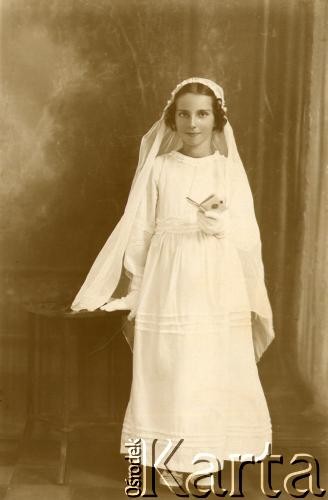 1932, Apostoles, Misiones, Argentyna.   
Pierwsza Komunia Święta Rosity Śniechowski.
Fot. NN, zbiory Asociación Polaca de Posadas, udostępniła Fabiana Śniechowski, reprodukcje cyfrowe w Bibliotece Polskiej im. Ignacego Domeyki w Buenos Aires (Biblioteca Polaca Ignacio Domeyko) i w Ośrodku KARTA w Warszawie 



