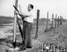 Lata 60., Posadas, Misiones, Argentyna.
Luis Przysiężnik buduje ogrodzenie.
Fot. NN, zbiory Asociación Polaca de Posadas, udostępniła Fabiana Śniechowski, reprodukcje cyfrowe w Bibliotece Polskiej im. Ignacego Domeyki w Buenos Aires (Biblioteca Polaca Ignacio Domeyko) i w Ośrodku KARTA w Warszawie 



