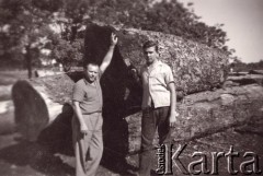 Lata 60., Wanda, Misiones, Argentyna.
Luis Przysiężnik przy wyrębie drzew.
Fot. NN, zbiory Asociación Polaca de Posadas, udostępniła Fabiana Śniechowski, reprodukcje cyfrowe w Bibliotece Polskiej im. Ignacego Domeyki w Buenos Aires (Biblioteca Polaca Ignacio Domeyko) i w Ośrodku KARTA w Warszawie 



