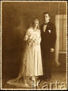 1930-1940, Cachuera, Misiones, Argentyna.
Fotografia ślubna Enrici Szychowskiej i Jose Śniechowskiego. Enrica (ur.21.02.1917) była córką Juana Szychowskiego i Bronisławy Kruchowski. Jose był z zawodu stolarzem. Małzeństwo Szychowskich miało pięcioro dzieci: Roberto, Ernesto, Rulito, Hugo, Teresitę i Miguela Angela.
Fot. NN, zbiory Asociación Polaca de Posadas, udostępniła Fabiana Śniechowski, reprodukcje cyfrowe w Bibliotece Polskiej im. Ignacego Domeyki w Buenos Aires (Biblioteca Polaca Ignacio Domeyko) i w Ośrodku KARTA w Warszawie 



