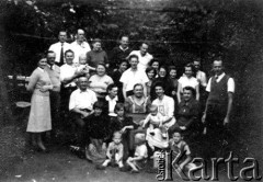 Kwiecień 1955, Apostoles, Misiones, Argentyna.
Pierwsze urodziny Hugo Mario Kalafarski. Siedzący mężczyzna to Tomas Kurpaska, Genoveva Kurpaska trzyma na kolanach jubilata.
Fot. NN, zbiory Asociación Polaca de Posadas, udostępniła Fabiana Śniechowski, reprodukcje cyfrowe w Bibliotece Polskiej im. Ignacego Domeyki w Buenos Aires (Biblioteca Polaca Ignacio Domeyko) i w Ośrodku KARTA w Warszawie 



