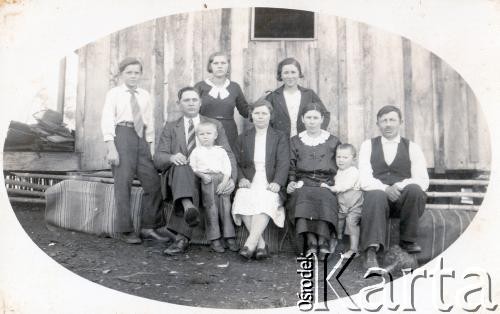 1940, Obera, Misiones, Argentyna.
Rodzina Przysiężnik. Od lewej: Luis w ramionach ojca Ladislao, obok siostra Jadwiga i mama Josefa oraz sąsiedzi.
Fot. NN, zbiory Asociación Polaca de Posadas, udostępniła Fabiana Śniechowski, reprodukcje cyfrowe w Bibliotece Polskiej im. Ignacego Domeyki w Buenos Aires (Biblioteca Polaca Ignacio Domeyko) i w Ośrodku KARTA w Warszawie 



