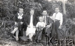 1940, Obera, Argentyna.
Rodzina Przysiężników. Od lewej: Jadwiga, jej matka Józefa, obok Władysław, ojciec Michał i Ludwik.
Fot. NN, zbiory Asociación Polaca de Posadas, udostępniła Fabiana Śniechowski, reprodukcje cyfrowe w Bibliotece Polskiej im. Ignacego Domeyki w Buenos Aires (Biblioteca Polaca Ignacio Domeyko) i w Ośrodku KARTA w Warszawie 




