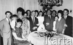 07.12.1967, Posadas, Misiones, Argentyna
Antonio Idzi z rodziną. Ślub najstarszej córki Leonor Idzi z Ernesto Macchia. Od lewej: Edmundo Ignacio Idzi, Francisca Dominga Idzi, Susana Maseńuk, Julia Teresa Idzi, Rafael Pedro Idzi, Ofelia Maria Idzi, Leonor Lucia Idzi, Miquel Eduardo Idzi, Josefa Isabel Idzi, Emilia Lidia Idzi, Ricardo Floriano Idzi.
Fot. NN, zbiory Asociación Polaca de Posadas, udostępniła Fabiana Śniechowski, reprodukcje cyfrowe w Bibliotece Polskiej im. Ignacego Domeyki w Buenos Aires (Biblioteca Polaca Ignacio Domeyko) i w Ośrodku KARTA w Warszawie 



