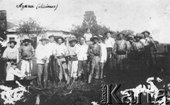 1934, Azara, Misiones, Argentyna.
Emigranci z Polski, Ukrainy oraz kreole przy budowie szkoly powszechnej nr. 24. Siedzi pierwsza dyrektor i fundatorka szkoły - Maria Magdalena Deautier.
Fot. NN, zbiory Asociación Polaca de Posadas, udostępniła Fabiana Śniechowski, reprodukcje cyfrowe w Bibliotece Polskiej im. Ignacego Domeyki w Buenos Aires (Biblioteca Polaca Ignacio Domeyko) i w Ośrodku KARTA w Warszawie 



