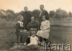 Lata 40., Azara, Misiones, Argentyna.
Katalina B. de Kalafarski, w centrum stoją Tadeo Kalafarski, Juan Kalafarski, siedzą Cecilia Leal, żona Tadeo, Josefa Czajkowski żona Boleslao i ostatnia córka Lidia Kalafarski.
Fot. NN, zbiory Asociación Polaca de Posadas, udostępniła Fabiana Śniechowski, reprodukcje cyfrowe w Bibliotece Polskiej im. Ignacego Domeyki w Buenos Aires (Biblioteca Polaca Ignacio Domeyko) i w Ośrodku KARTA w Warszawie 




