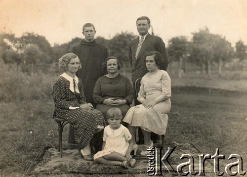 Lata 40., Azara, Misiones, Argentyna.
Katalina B. de Kalafarski, w centrum stoją Tadeo Kalafarski, Juan Kalafarski, siedzą Cecilia Leal, żona Tadeo, Josefa Czajkowski żona Boleslao i ostatnia córka Lidia Kalafarski.
Fot. NN, zbiory Asociación Polaca de Posadas, udostępniła Fabiana Śniechowski, reprodukcje cyfrowe w Bibliotece Polskiej im. Ignacego Domeyki w Buenos Aires (Biblioteca Polaca Ignacio Domeyko) i w Ośrodku KARTA w Warszawie 



