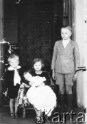 Lata 40., Azara, Misiones, Argentyna.
Ricardo Kalafarski, Lidia Kalafarski, Alfredo Kalafarski i na rękach Angel Juan Kalafarski.
Fot. NN, zbiory Asociación Polaca de Posadas, udostępniła Fabiana Śniechowski, reprodukcje cyfrowe w Bibliotece Polskiej im. Ignacego Domeyki w Buenos Aires (Biblioteca Polaca Ignacio Domeyko) i w Ośrodku KARTA w Warszawie 



