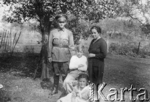 1950, Azara, Misiones, Argentyna.
Eduardo Kalafarski w mundurze wojskowym z żoną  Cecilia Diaz Leal i dziećmi - Angelem i Ada Kalafarski.
Fot. NN, zbiory Asociación Polaca de Posadas, udostępniła Fabiana Śniechowski, reprodukcje cyfrowe w Bibliotece Polskiej im. Ignacego Domeyki w Buenos Aires (Biblioteca Polaca Ignacio Domeyko) i w Ośrodku KARTA w Warszawie 



