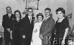 Lata 50., Azara, Misiones, Argentyna.
Rubeni i Ada w dniu ślubu z rodzicami: Rodolfo Terleski, Elena Sklepek, Alfredo Kalafarski i Celiną Esnarriaga.
Fot. NN, zbiory Asociación Polaca de Posadas, udostępniła Fabiana Śniechowski, reprodukcje cyfrowe w Bibliotece Polskiej im. Ignacego Domeyki w Buenos Aires (Biblioteca Polaca Ignacio Domeyko) i w Ośrodku KARTA w Warszawie 



