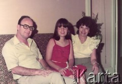 1985, Azara, Misiones, Argentyna.
Ruben, Ada i ich córka Grisella.
Fot. NN, zbiory Asociación Polaca de Posadas, udostępniła Fabiana Śniechowski, reprodukcje cyfrowe w Bibliotece Polskiej im. Ignacego Domeyki w Buenos Aires (Biblioteca Polaca Ignacio Domeyko) i w Ośrodku KARTA w Warszawie 



