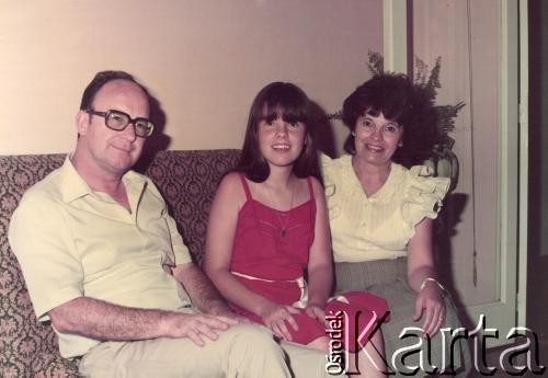 1985, Azara, Misiones, Argentyna.
Ruben, Ada i ich córka Grisella.
Fot. NN, zbiory Asociación Polaca de Posadas, udostępniła Fabiana Śniechowski, reprodukcje cyfrowe w Bibliotece Polskiej im. Ignacego Domeyki w Buenos Aires (Biblioteca Polaca Ignacio Domeyko) i w Ośrodku KARTA w Warszawie 



