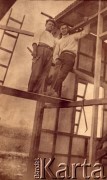 Lata 30., Apostoles, Misiones, Argentyna.
Jose Śniechowski i Ladislao Zubrzycki podczas budowy domu.
Fot. NN, zbiory Asociación Polaca de Posadas, udostępniła Fabiana Śniechowski, reprodukcje cyfrowe w Bibliotece Polskiej im. Ignacego Domeyki w Buenos Aires (Biblioteca Polaca Ignacio Domeyko) i w Ośrodku KARTA w Warszawie 



