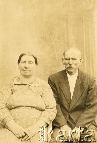 Lata 40., Misiones, Argentyna.
Jose Szeliga z żoną Eduviges Agenicz.
Fot. NN, zbiory Asociación Polaca de Posadas, udostępniła Fabiana Śniechowski, reprodukcje cyfrowe w Bibliotece Polskiej im. Ignacego Domeyki w Buenos Aires (Biblioteca Polaca Ignacio Domeyko) i w Ośrodku KARTA w Warszawie 



