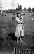 1960, Posadas, Argentyna.
Kazimiera Kotur de Przysiężnik z synem Luisem Przysiężnikiem.
Fot. NN, zbiory Asociación Polaca de Posadas, udostępniła Fabiana Śniechowski, reprodukcje cyfrowe w Bibliotece Polskiej im. Ignacego Domeyki w Buenos Aires (Biblioteca Polaca Ignacio Domeyko) i w Ośrodku KARTA w Warszawie 



