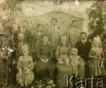 1901-1910, Apostoles, Misiones, Argentyna.
Fotografia ślubna rodzin Tuzinkiewicz i Kamiński. Obie rodziny przyjechały do Argentyny w 1901 roku.
Fot. NN, zbiory Asociación Polaca de Posadas, udostępniła Fabiana Śniechowski, reprodukcje cyfrowe w Bibliotece Polskiej im. Ignacego Domeyki w Buenos Aires (Biblioteca Polaca Ignacio Domeyko) i w Ośrodku KARTA w Warszawie 



