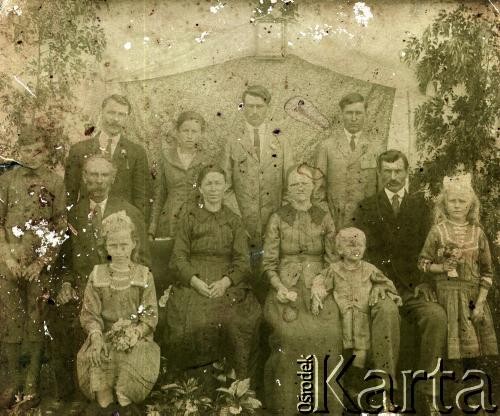 1901-1910, Apostoles, Misiones, Argentyna.
Fotografia ślubna rodzin Tuzinkiewicz i Kamiński. Obie rodziny przyjechały do Argentyny w 1901 roku.
Fot. NN, zbiory Asociación Polaca de Posadas, udostępniła Fabiana Śniechowski, reprodukcje cyfrowe w Bibliotece Polskiej im. Ignacego Domeyki w Buenos Aires (Biblioteca Polaca Ignacio Domeyko) i w Ośrodku KARTA w Warszawie 



