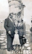 Lata 50., Buenos Aires, Argentyna.
Muneca z ciocią Rositą pod pomnikiem.
Fot. NN, zbiory Asociación Polaca de Posadas, udostępniła Fabiana Śniechowski, reprodukcje cyfrowe w Bibliotece Polskiej im. Ignacego Domeyki w Buenos Aires (Biblioteca Polaca Ignacio Domeyko) i w Ośrodku KARTA w Warszawie 



