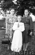 Lata 50., Polska.
Pamiątka Pierwszej Komunii Świętej krewnych z Polski.
Fot. NN, zbiory Asociación Polaca de Posadas, udostępniła Fabiana Śniechowski, reprodukcje cyfrowe w Bibliotece Polskiej im. Ignacego Domeyki w Buenos Aires (Biblioteca Polaca Ignacio Domeyko) i w Ośrodku KARTA w Warszawie 



