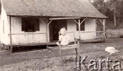 Lata 30., Obera, Misiones, Argentyna.
Pierwszy dom Antonio Kisiel i Genovefy Pastuszak. Przed domem ich syn Carlos.
Fot. NN, zbiory Asociación Polaca de Posadas, udostępniła Fabiana Śniechowski, reprodukcje cyfrowe w Bibliotece Polskiej im. Ignacego Domeyki w Buenos Aires (Biblioteca Polaca Ignacio Domeyko) i w Ośrodku KARTA w Warszawie 



