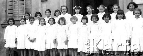 1954, Obera, Misiones, Argentyna.
Zakończenie roku szkolnego ciocie Rosa Ryś i Teresita Ryś.
Fot. NN, zbiory Asociación Polaca de Posadas, udostępniła Fabiana Śniechowski, reprodukcje cyfrowe w Bibliotece Polskiej im. Ignacego Domeyki w Buenos Aires (Biblioteca Polaca Ignacio Domeyko) i w Ośrodku KARTA w Warszawie 



