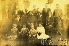 Około 1901, Apostoles lub Azara, Misiones, Argentyna.
Rodziny Szeliga i Maximowicz.
Fot. NN, zbiory Asociación Polaca de Posadas, udostępniła Fabiana Śniechowski, reprodukcje cyfrowe w Bibliotece Polskiej im. Ignacego Domeyki w Buenos Aires (Biblioteca Polaca Ignacio Domeyko) i w Ośrodku KARTA w Warszawie 



