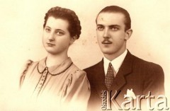 Lata 40., Obera, Misiones, Argentyna.
Rosa Wanda Tutak i Mieczysław Tutak.
Fot. NN, zbiory Asociación Polaca de Posadas, udostępniła Fabiana Śniechowski, reprodukcje cyfrowe w Bibliotece Polskiej im. Ignacego Domeyki w Buenos Aires (Biblioteca Polaca Ignacio Domeyko) i w Ośrodku KARTA w Warszawie 



