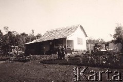 Lata 40., Obera, Misiones, Argentyna.
Drugi dom Antonio Kisiel i Genovefy Pastuszak.
Fot. NN, zbiory Asociación Polaca de Posadas, udostępniła Fabiana Śniechowski, reprodukcje cyfrowe w Bibliotece Polskiej im. Ignacego Domeyki w Buenos Aires (Biblioteca Polaca Ignacio Domeyko) i w Ośrodku KARTA w Warszawie 



