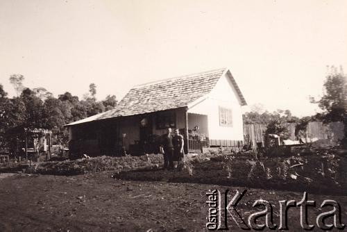 Lata 40., Obera, Misiones, Argentyna.
Drugi dom Antonio Kisiel i Genovefy Pastuszak.
Fot. NN, zbiory Asociación Polaca de Posadas, udostępniła Fabiana Śniechowski, reprodukcje cyfrowe w Bibliotece Polskiej im. Ignacego Domeyki w Buenos Aires (Biblioteca Polaca Ignacio Domeyko) i w Ośrodku KARTA w Warszawie 



