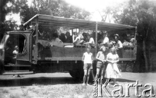 1958, Cataractas de Iguazu, Misiones, Argentyna.
Ciężarówka wycieczkowa w drodze nad wodospady.
Fot. NN, zbiory Asociación Polaca de Posadas, udostępniła Fabiana Śniechowski, reprodukcje cyfrowe w Bibliotece Polskiej im. Ignacego Domeyki w Buenos Aires (Biblioteca Polaca Ignacio Domeyko) i w Ośrodku KARTA w Warszawie 



