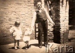Lata 50., Apostoles, Misiones, Argentyna.
Yayo z wnukami przed domem. Yayo był dziadkiem Fabiany Śniechowski.
Fot. NN, zbiory Asociación Polaca de Posadas, udostępniła Fabiana Śniechowski, reprodukcje cyfrowe w Bibliotece Polskiej im. Ignacego Domeyki w Buenos Aires (Biblioteca Polaca Ignacio Domeyko) i w Ośrodku KARTA w Warszawie 



