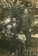 Lata 20., Apostoles, Misiones, Argentyna.
Rodzina Czajkowskich po przyjeździe do Argentyny.
Fot. NN, zbiory Alberty Jaworski z Czajkowskich, reprodukcje cyfrowe w Bibliotece Polskiej im. Ignacego Domeyki w Buenos Aires (Biblioteca Polaca Ignacio Domeyko) i w Ośrodku KARTA w Warszawie 


