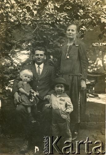 Lata 20., Apostoles, Misiones, Argentyna.
Rodzina Czajkowskich po przyjeździe do Argentyny.
Fot. NN, zbiory Alberty Jaworski z Czajkowskich, reprodukcje cyfrowe w Bibliotece Polskiej im. Ignacego Domeyki w Buenos Aires (Biblioteca Polaca Ignacio Domeyko) i w Ośrodku KARTA w Warszawie 


