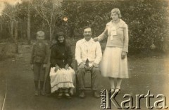 Lata 20., Azara, Misiones, Argentyna.
Prawdopodobnie rodzina Czajkowskich. Ojciec Antonia Czajkowskiego - Andres Czajkowski wraz matką Pauliną Krzemińską.
Fot. NN, zbiory Alberty Jaworski z Czajkowskich, reprodukcje cyfrowe w Bibliotece Polskiej im. Ignacego Domeyki w Buenos Aires (Biblioteca Polaca Ignacio Domeyko) i w Ośrodku KARTA w Warszawie 



