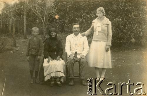 Lata 20., Azara, Misiones, Argentyna.
Prawdopodobnie rodzina Czajkowskich. Ojciec Antonia Czajkowskiego - Andres Czajkowski wraz matką Pauliną Krzemińską.
Fot. NN, zbiory Alberty Jaworski z Czajkowskich, reprodukcje cyfrowe w Bibliotece Polskiej im. Ignacego Domeyki w Buenos Aires (Biblioteca Polaca Ignacio Domeyko) i w Ośrodku KARTA w Warszawie 



