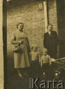1950-1960, Apostoles, Misiones, Argentyna.
Maria Komisarski (z lewej) w towarzystwie nieznanej kobiety i dzieci.
Fot. NN, zbiory Alberty Jaworski z Czajkowskich, reprodukcje cyfrowe w Bibliotece Polskiej im. Ignacego Domeyki w Buenos Aires (Biblioteca Polaca Ignacio Domeyko) i w Ośrodku KARTA w Warszawie 



