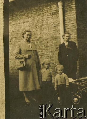 1950-1960, Apostoles, Misiones, Argentyna.
Maria Komisarski (z lewej) w towarzystwie nieznanej kobiety i dzieci.
Fot. NN, zbiory Alberty Jaworski z Czajkowskich, reprodukcje cyfrowe w Bibliotece Polskiej im. Ignacego Domeyki w Buenos Aires (Biblioteca Polaca Ignacio Domeyko) i w Ośrodku KARTA w Warszawie 


