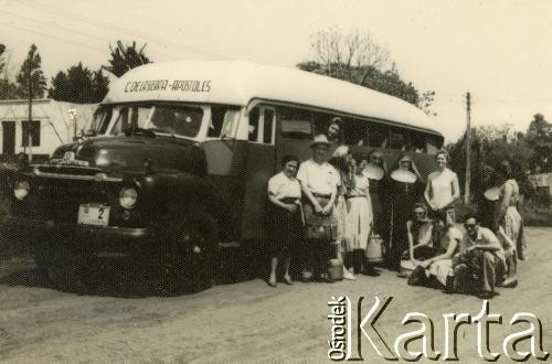 Lata 50., Apostoles, Misiones, Argentyna.
Portret zbiorowy na tle kursowego autobusu na linii  Cruz de la Sierra-Apostoles.
Fot. NN, zbiory Alberty Jaworski z Czajkowskich, reprodukcje cyfrowe w Bibliotece Polskiej im. Ignacego Domeyki w Buenos Aires (Biblioteca Polaca Ignacio Domeyko) i w Ośrodku KARTA w Warszawie 


