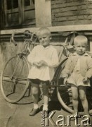 Lata 30., Apostoles, Misiones, Argentyna.
Alberta Jaworski Czajkowski (z prawej) z nieznanym dzieckiem.
Fot. NN, zbiory Alberty Jaworski z Czajkowskich, reprodukcje cyfrowe w Bibliotece Polskiej im. Ignacego Domeyki w Buenos Aires (Biblioteca Polaca Ignacio Domeyko) i w Ośrodku KARTA w Warszawie 



