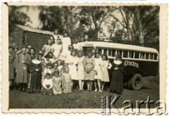 Lata 50., Apostoles, Misiones, Argentyna.	
Społeczność Apostoles na tle autobusu relacji Apostoles-Posadas.		
Fot. NN, zbiory Alberty Jaworski z Czajkowskich, reprodukcje cyfrowe w Bibliotece Polskiej im. Ignacego Domeyki w Buenos Aires (Biblioteca Polaca Ignacio Domeyko) i w Ośrodku KARTA w Warszawie 



