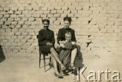 Początek lat 40., Apostoles, Argentyna.
Kobiety z chłopcem (prawdopodobnie to mąż Alberty Jaworski).
Fot. NN, zbiory Alberty Jaworski z Czajkowskich, reprodukcje cyfrowe w Bibliotece Polskiej im. Ignacego Domeyki w Buenos Aires (Biblioteca Polaca Ignacio Domeyko) i w Ośrodku KARTA w Warszawie 




