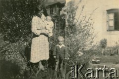 Lata 20., Apostoles, Misiones, Argentyna.	
Maria Komisarski Czajkowski z dziećmi, na ręku Alberta.
Fot. NN, zbiory Alberty Jaworski z Czajkowskich, reprodukcje cyfrowe w Bibliotece Polskiej im. Ignacego Domeyki w Buenos Aires (Biblioteca Polaca Ignacio Domeyko) i w Ośrodku KARTA w Warszawie 



