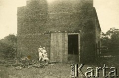 Lata 40., Apostoles, Misiones, Argentyna.
Dzieci przed domem.
Fot. NN, zbiory Alberty Jaworski z Czajkowskich, reprodukcje cyfrowe w Bibliotece Polskiej im. Ignacego Domeyki w Buenos Aires (Biblioteca Polaca Ignacio Domeyko) i w Ośrodku KARTA w Warszawie
