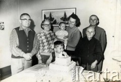 Lata 70., Apostoles, Misiones, Argentyna.
Pierwsze urodziny wnuka Doboszów. Z lewej Franciszek Dobosz.
Fot. NN, zbiory Angela Dobosza, reprodukcje cyfrowe w Bibliotece Polskiej im. Ignacego Domeyki w Buenos Aires (Biblioteca Polaca Ignacio Domeyko) i w Ośrodku KARTA w Warszawie 
