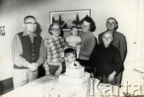 Lata 70., Apostoles, Misiones, Argentyna.
Pierwsze urodziny wnuka Doboszów. Z lewej Franciszek Dobosz.
Fot. NN, zbiory Angela Dobosza, reprodukcje cyfrowe w Bibliotece Polskiej im. Ignacego Domeyki w Buenos Aires (Biblioteca Polaca Ignacio Domeyko) i w Ośrodku KARTA w Warszawie 

