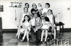 Lata 70., Apostoles, Misiones, Argentyna.
Franciszek Dobosz (w środku) w otoczeniu rodziny.
Fot. NN, zbiory Angela Dobosza, reprodukcje cyfrowe w Bibliotece Polskiej im. Ignacego Domeyki w Buenos Aires (Biblioteca Polaca Ignacio Domeyko) i w Ośrodku KARTA w Warszawie 
