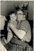 Lata 70., Apóstoles, Misiones, Argentyna.
Franciszek Dobosz z wnukiem.
Fot. NN, zbiory Angela Dobosza, reprodukcje cyfrowe w Bibliotece Polskiej im. Ignacego Domeyki w Buenos Aires (Biblioteca Polaca Ignacio Domeyko) i w Ośrodku KARTA w Warszawie 
